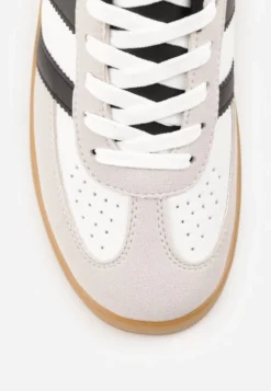 Biało-Czarne Sneakersy w Stylu Klasycznych Tenisówek Zdobione Przeszyciami Ivelfia