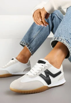 Biało-Czarne Sneakersy w Stylu Tenisówek Ozdobione Naszywką Tanelis