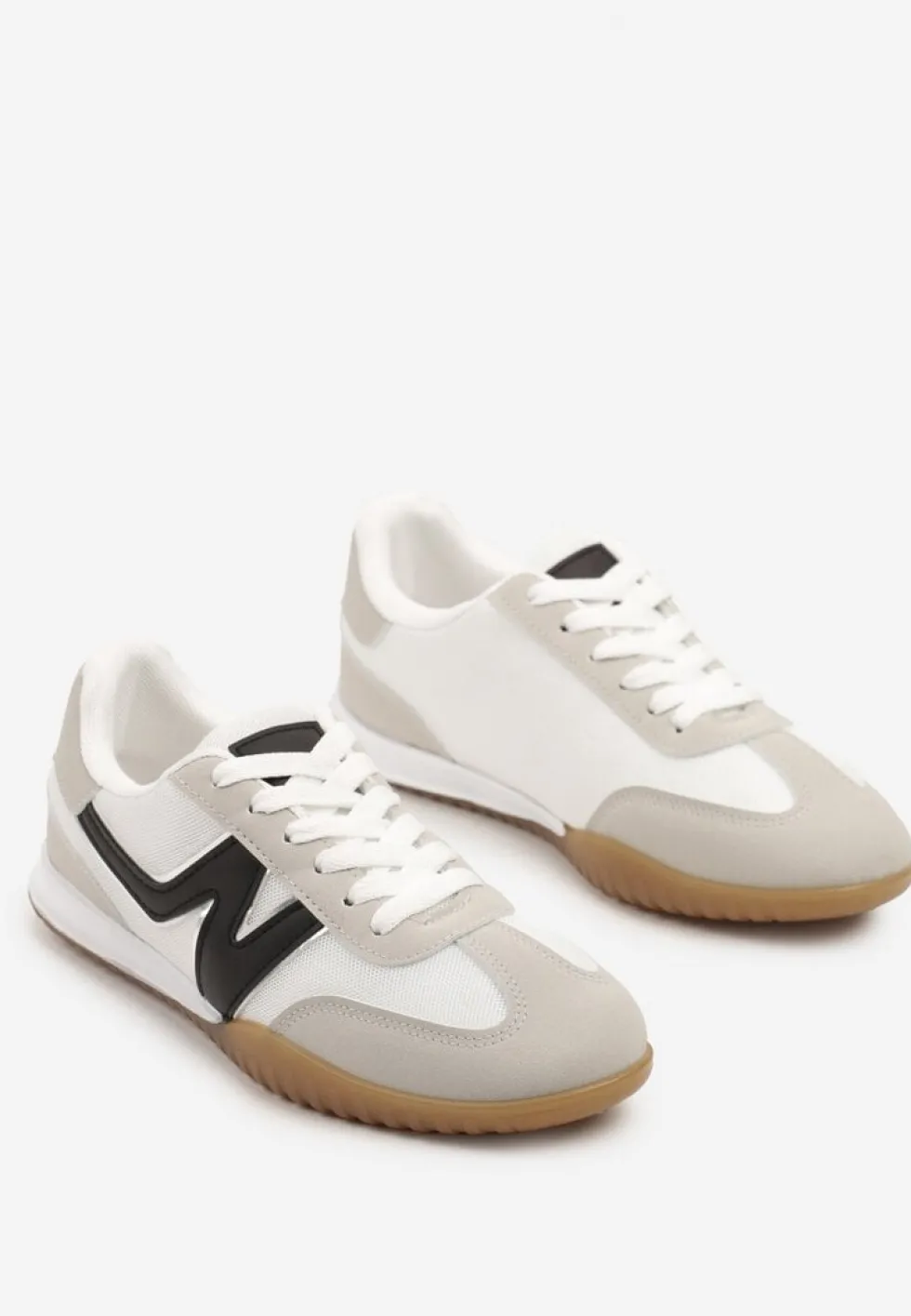 Biało-Czarne Sneakersy w Stylu Tenisówek Ozdobione Naszywką Tanelis