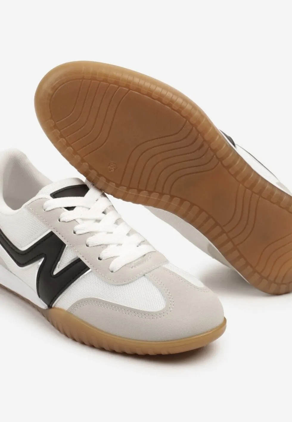 Biało-Czarne Sneakersy w Stylu Tenisówek Ozdobione Naszywką Tanelis