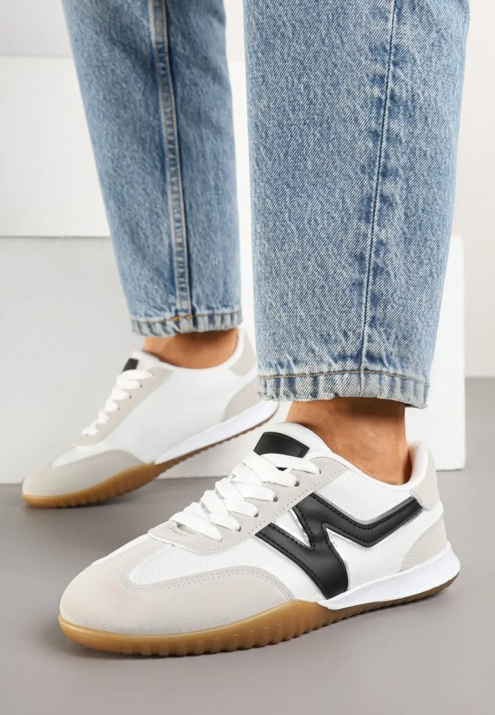 Biało-Czarne Sneakersy w Stylu Tenisówek Ozdobione Naszywką Tanelis