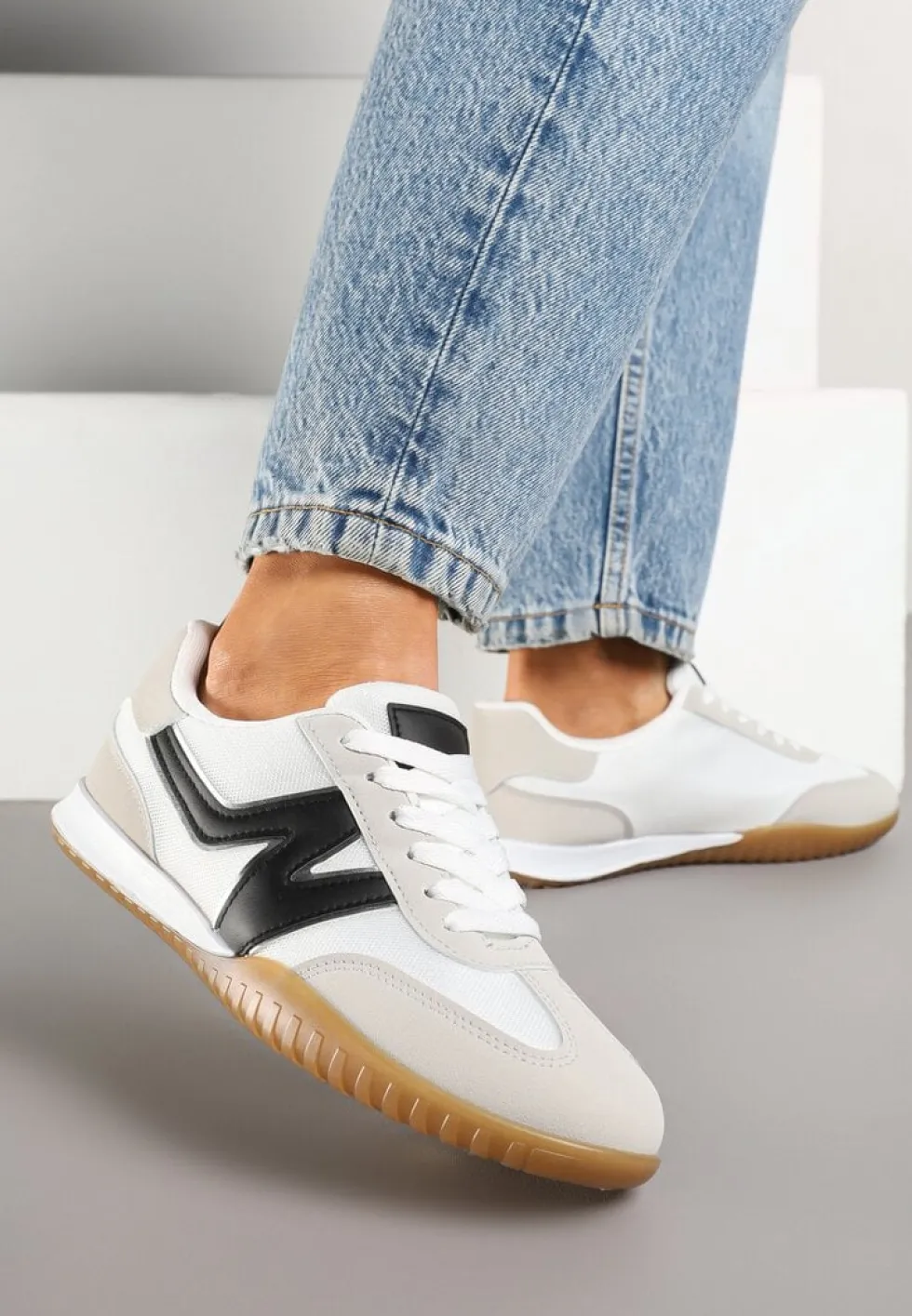 Biało-Czarne Sneakersy w Stylu Tenisówek Ozdobione Naszywką Tanelis