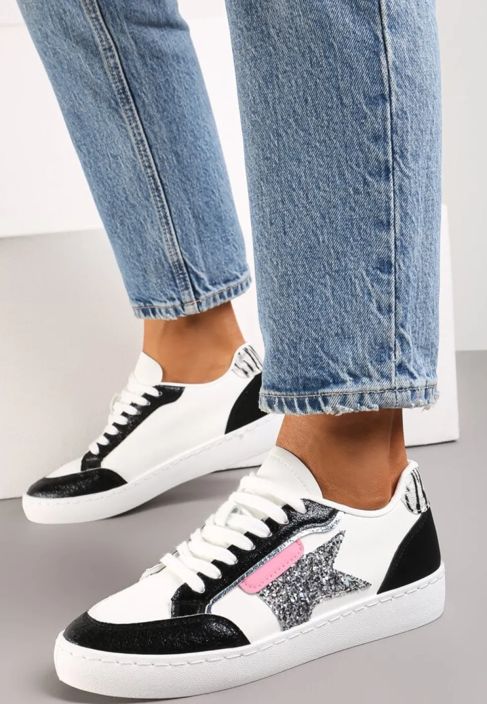 Biało-Czarne Sneakersy z Brokatowymi Wstawkami i Gwiazdką Reniva