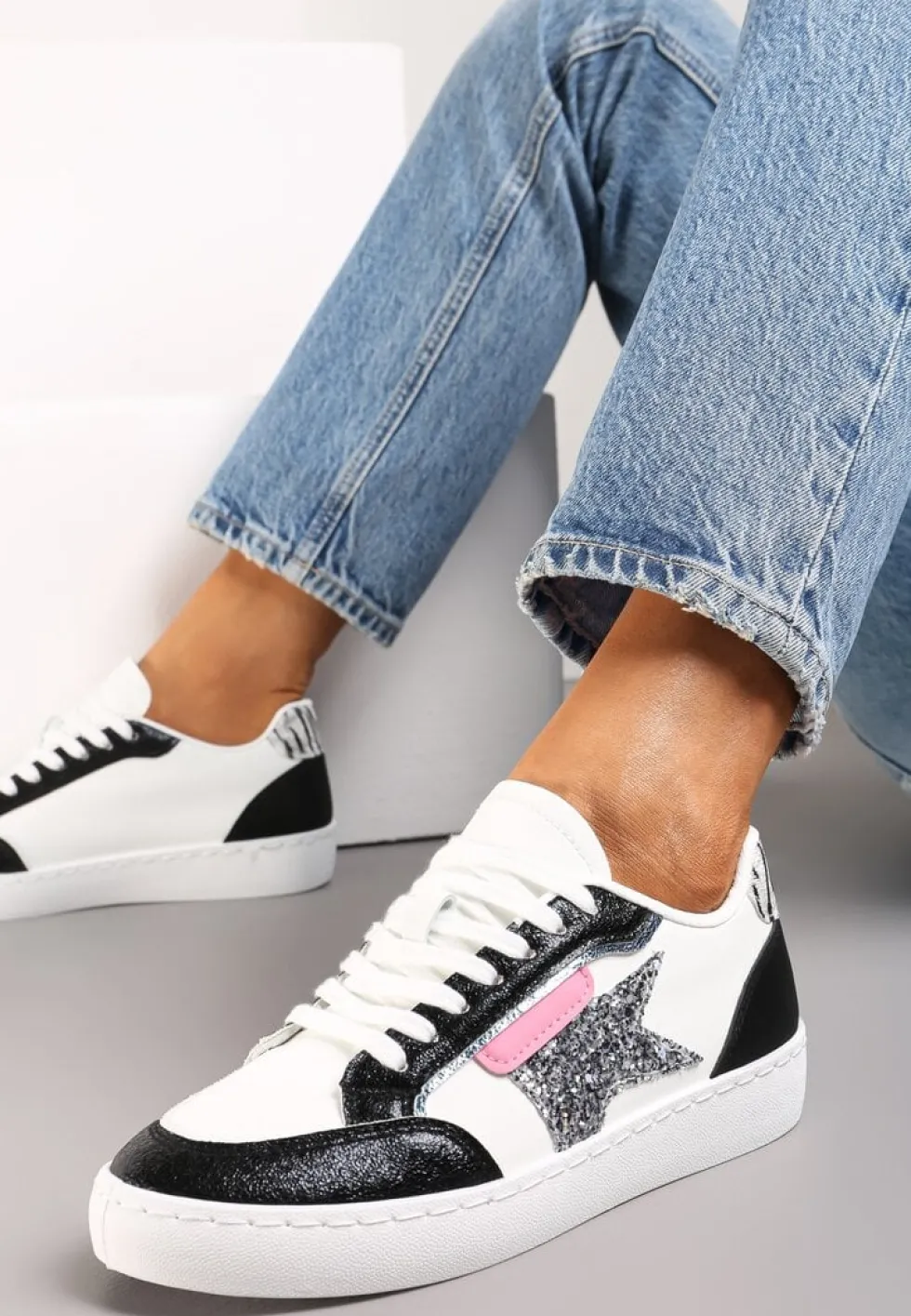 Biało-Czarne Sneakersy z Brokatowymi Wstawkami i Gwiazdką Reniva