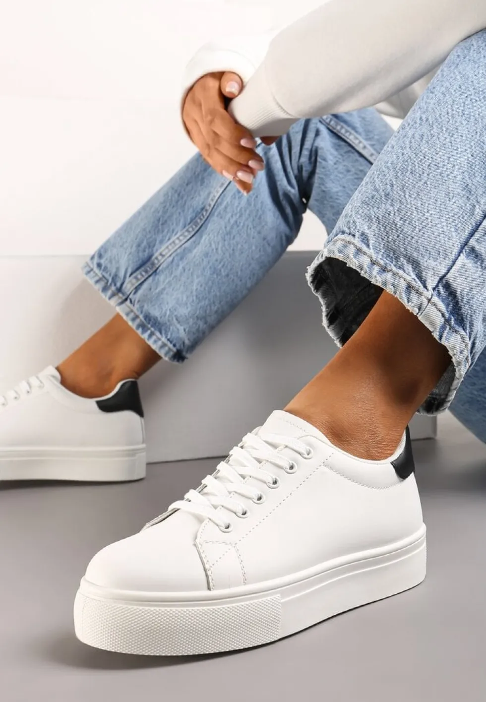Biało-Czarne Sneakersy z Cholewką przed Kostkę na Platformie Longana
