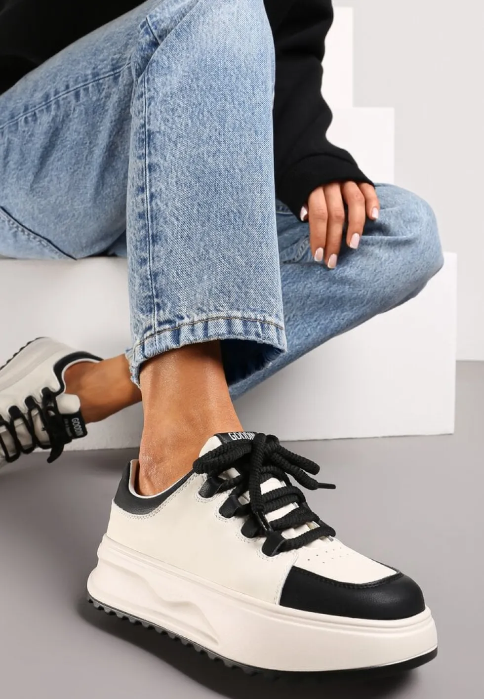 Biało-Czarne Sneakersy ze Skóry Naturalnej z Platformą i Szerokimi Sznurówkami Talthea