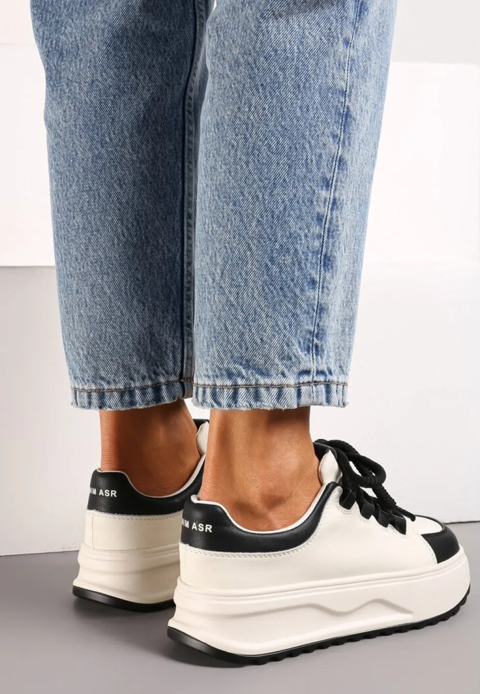 Biało-Czarne Sneakersy ze Skóry Naturalnej z Platformą i Szerokimi Sznurówkami Talthea