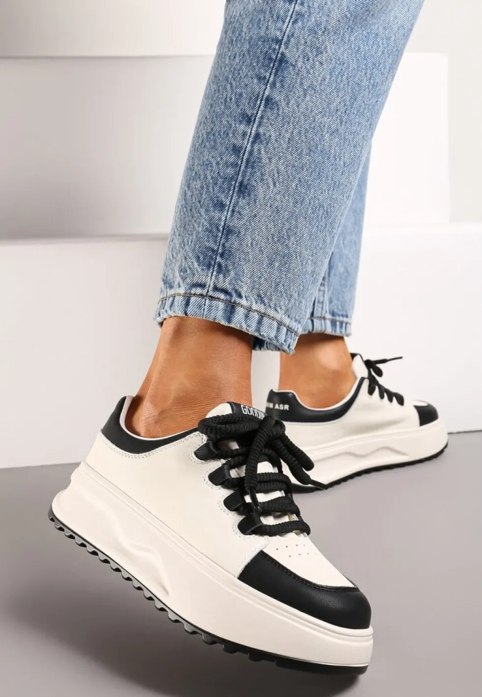 Biało-Czarne Sneakersy ze Skóry Naturalnej z Platformą i Szerokimi Sznurówkami Talthea
