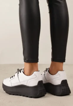Biało-Czarne Sneakersy ze Skóry Naturalnej na Platformie Zdobione Metalowym Zapięciem Jeannine