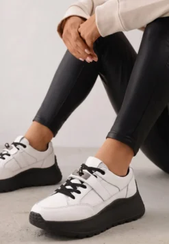 Biało-Czarne Sneakersy ze Skóry Naturalnej na Platformie Zdobione Metalowym Zapięciem Jeannine