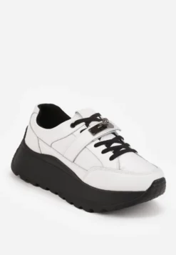 Biało-Czarne Sneakersy ze Skóry Naturalnej na Platformie Zdobione Metalowym Zapięciem Jeannine
