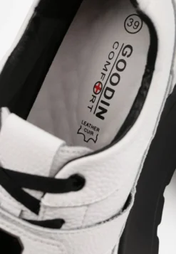 Biało-Czarne Sneakersy ze Skóry Naturalnej na Platformie Zdobione Metalowym Zapięciem Jeannine