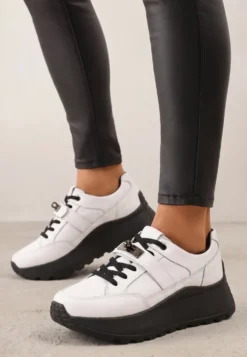Biało-Czarne Sneakersy ze Skóry Naturalnej na Platformie Zdobione Metalowym Zapięciem Jeannine