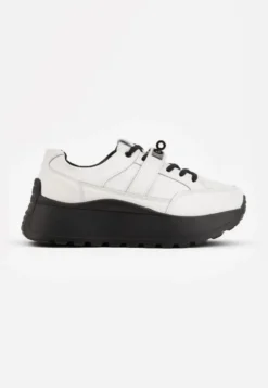 Biało-Czarne Sneakersy ze Skóry Naturalnej na Platformie Zdobione Metalowym Zapięciem Jeannine