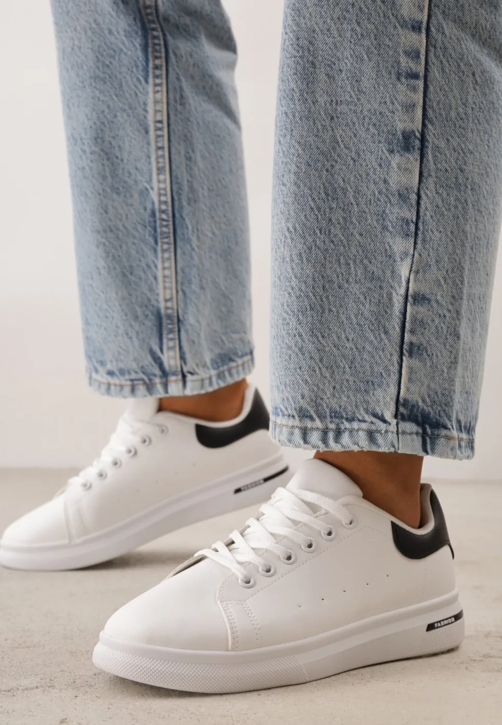 Biało-Czarne Wiązane Sneakersy na Płaskiej Podeszwie z Modną Wstawką Zanelih