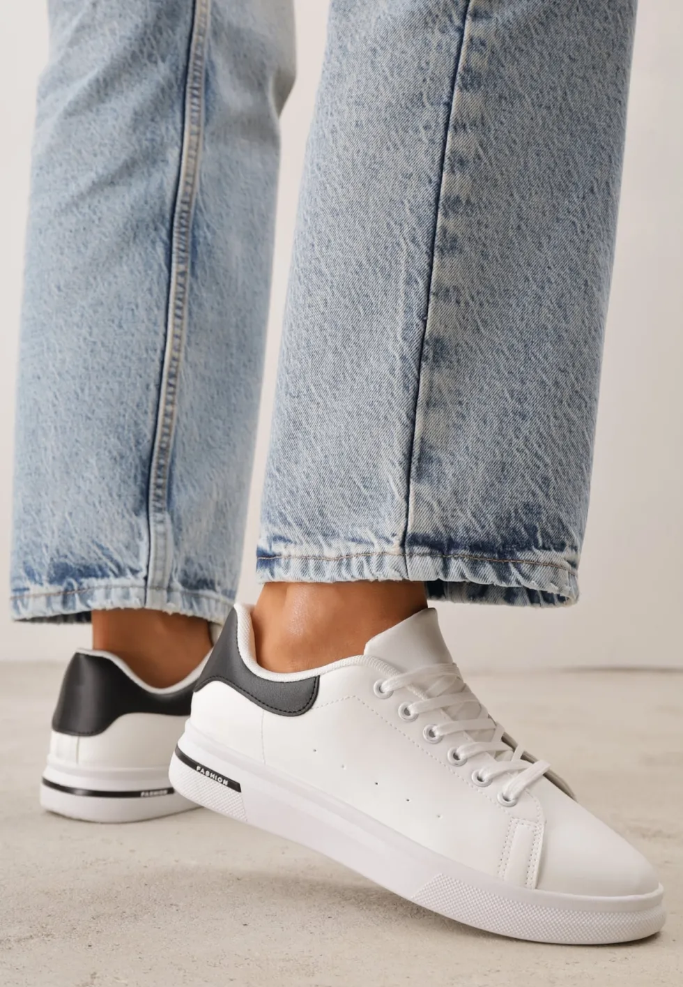 Biało-Czarne Wiązane Sneakersy na Płaskiej Podeszwie z Modną Wstawką Zanelih