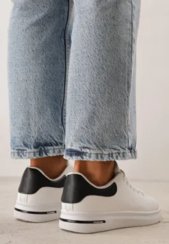 Biało-Czarne Wiązane Sneakersy na Płaskiej Podeszwie z Modną Wstawką Zanelih