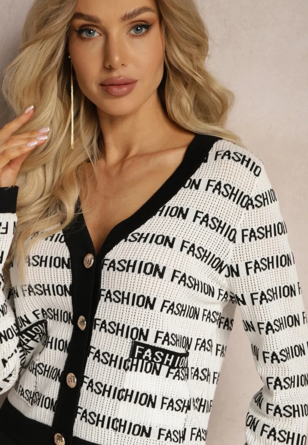 Biało-Czarny Krótki Kardigan z Napisami Fashion i Guzikami Winifa