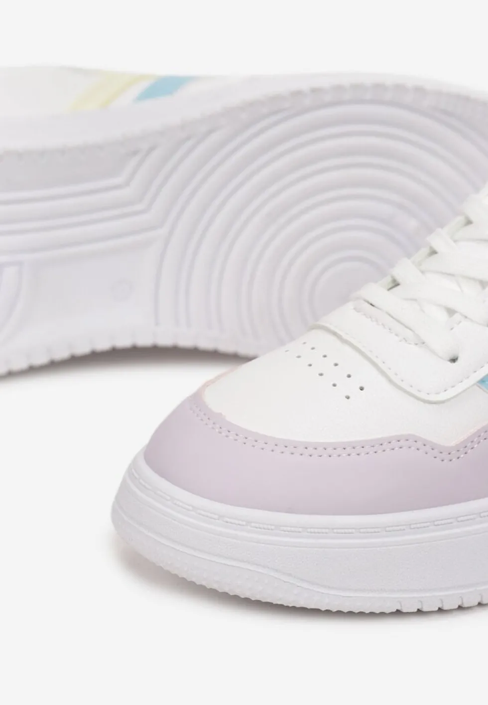 Biało-Fioletowe Sneakersy na Płaskiej Podeszwie z Kolorowymi Przeszyciami Niomie