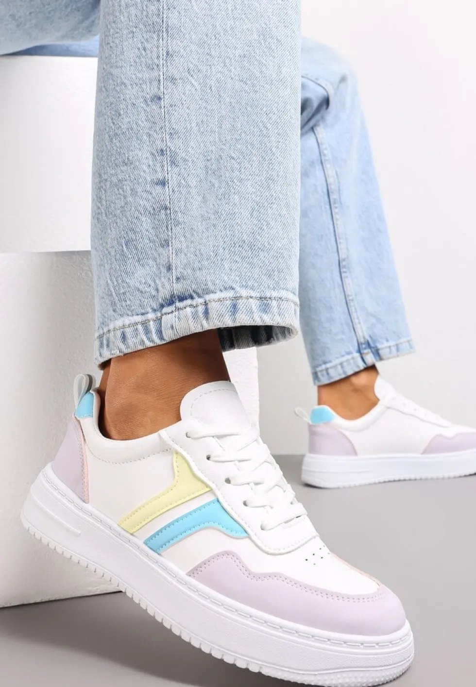 Biało-Fioletowe Sneakersy na Płaskiej Podeszwie z Kolorowymi Przeszyciami Niomie