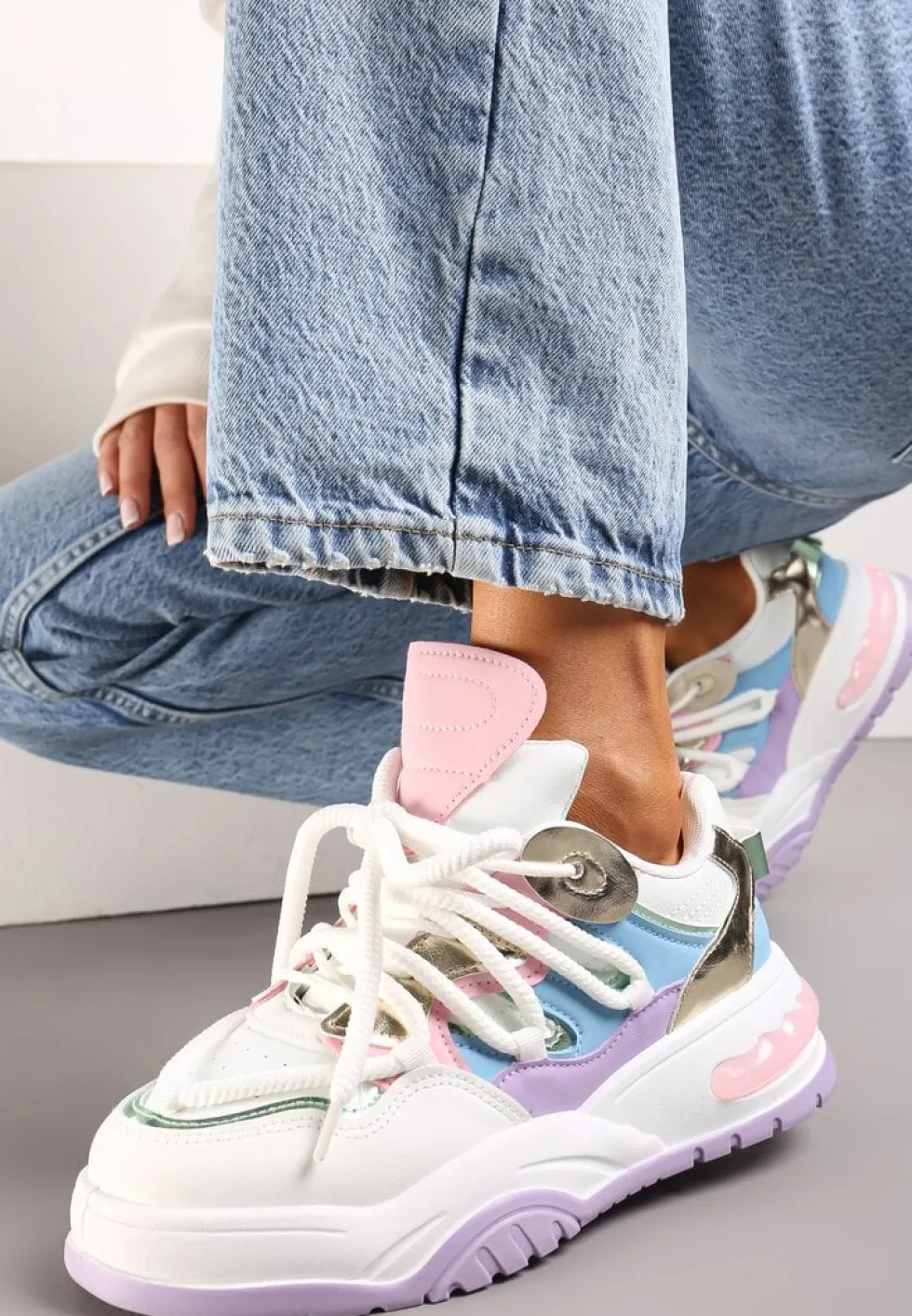 Biało-Fioletowe Sneakersy Ozdobione Kolorowymi i Metalicznymi Wstawkami na Grubej Podeszwie Oplevia