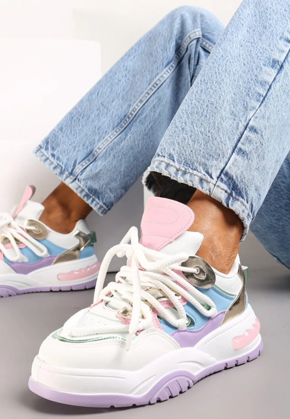 Biało-Fioletowe Sneakersy Ozdobione Kolorowymi i Metalicznymi Wstawkami na Grubej Podeszwie Oplevia