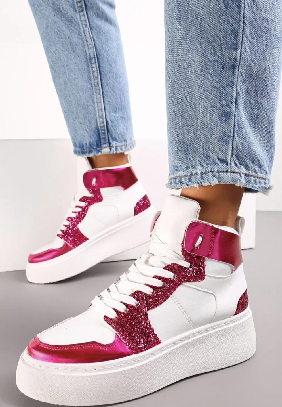 Biało-Fuksjowe Sznurowane Sneakersy za Kostkę z Brokatem i Metalicznymi Wstawkami Sareena