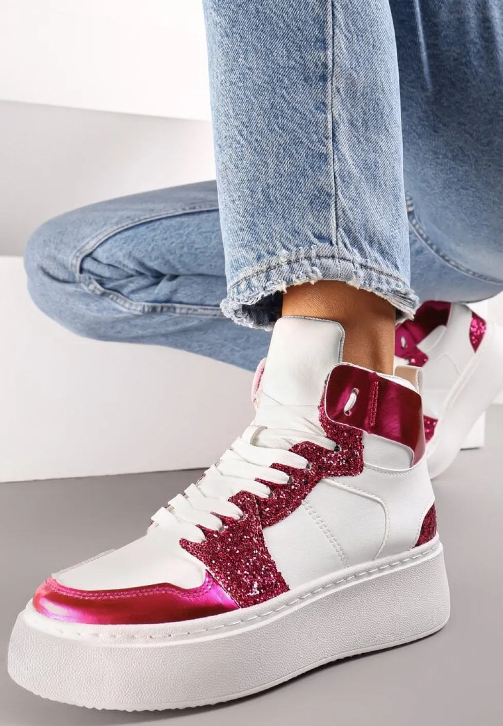 Biało-Fuksjowe Sznurowane Sneakersy za Kostkę z Brokatem i Metalicznymi Wstawkami Sareena