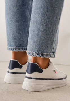 Biało-Granatowe Basicowe Sneakersy VICES Zdobione Kontrastową Lamówką przy Podeszwie Cezita