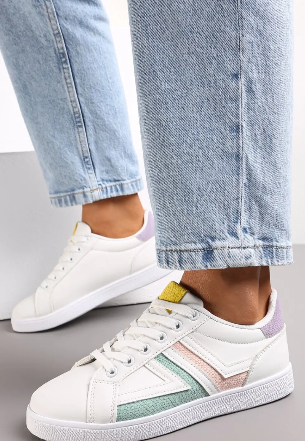 Biało-Miętowe Sznurowane Sneakersy na Płaskiej Podeszwie z Kolorowymi Wstawkami Karera