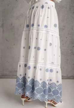 Biało-Niebieska Bawełniana Spódnica Casual w Stylu Boho Ozdobiona Wycięciami i Haftowanymi Wzorami Hermat