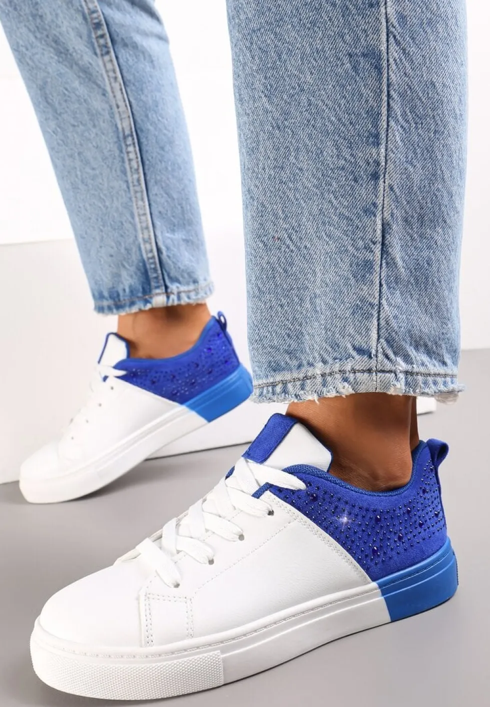Biało-Niebieskie Sneakersy Sznurowane na Płaskiej Grubszej Podeszwie z Cyrkoniami Hanuel