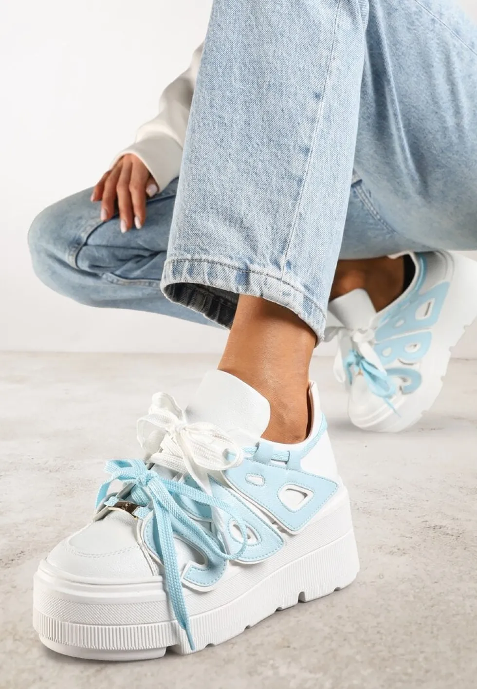 Biało-Niebieskie Sneakersy Vices na Płaskiej Podeszwie z Geometryczną Aplikacją Nelenith