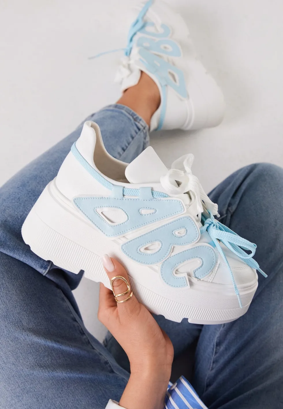 Biało-Niebieskie Sneakersy Vices na Płaskiej Podeszwie z Geometryczną Aplikacją Nelenith