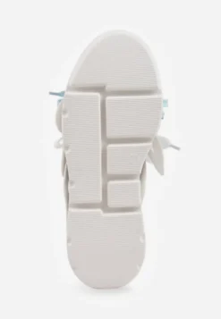 Biało-Niebieskie Sneakersy Vices na Płaskiej Podeszwie z Geometryczną Aplikacją Nelenith