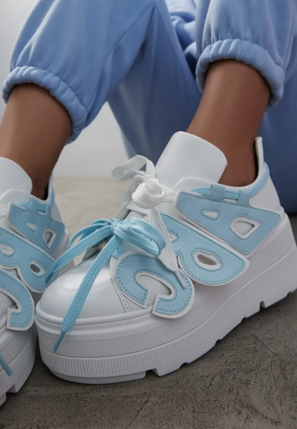 Biało-Niebieskie Sneakersy Vices na Płaskiej Podeszwie z Geometryczną Aplikacją Nelenith