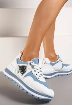 Biało-Niebieskie Sneakersy ze Sznurowaniami i Ozdobną Aplikacją Jatina