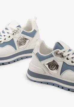 Biało-Niebieskie Sneakersy ze Sznurowaniami i Ozdobną Aplikacją Jatina