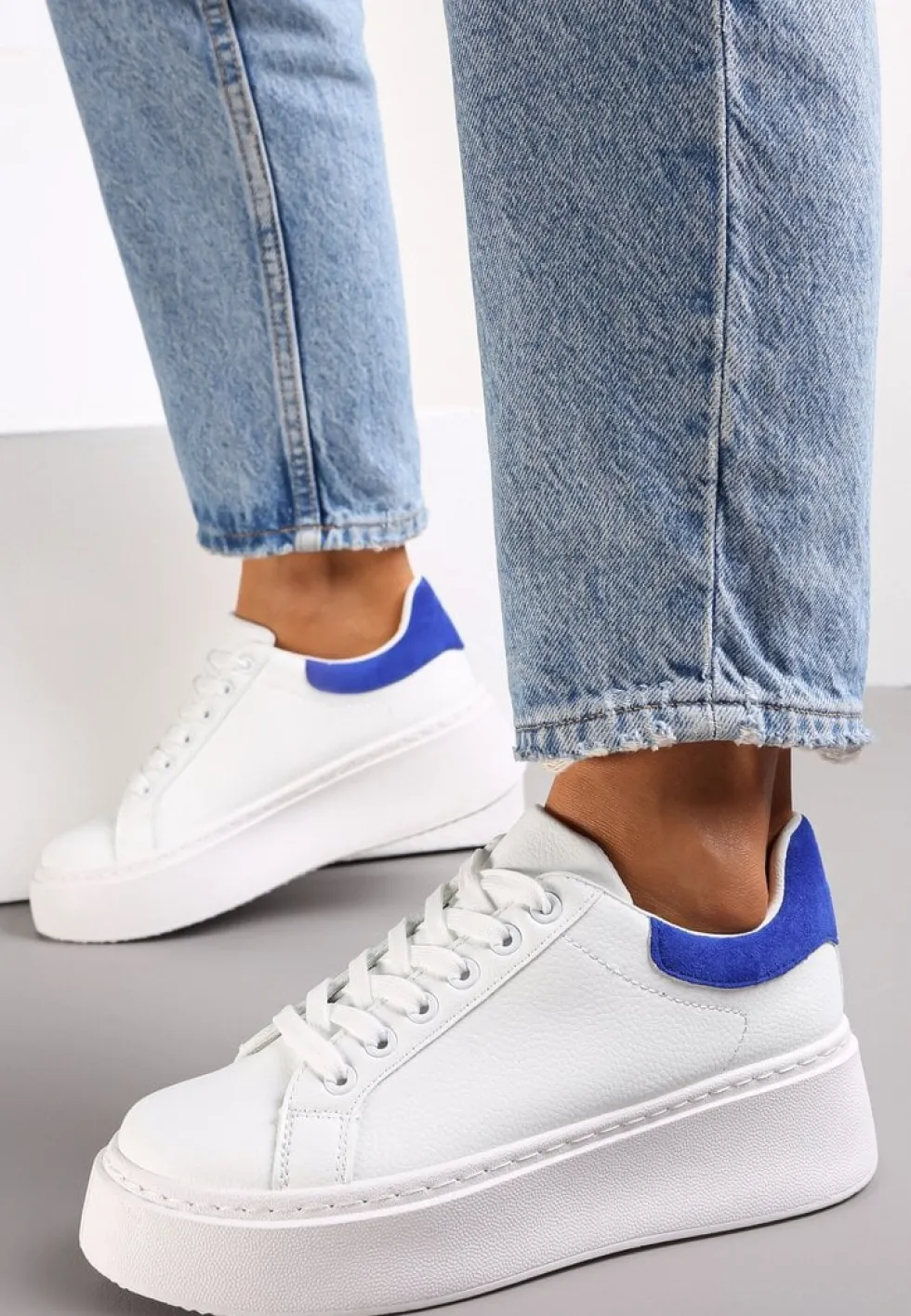 Biało-Niebieskie Sneakersy z Kolorowym Zapiętkiem na Platformie Sirendia