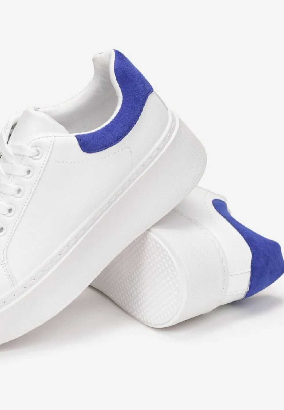 Biało-Niebieskie Sneakersy z Kolorowym Zapiętkiem na Platformie Sirendia