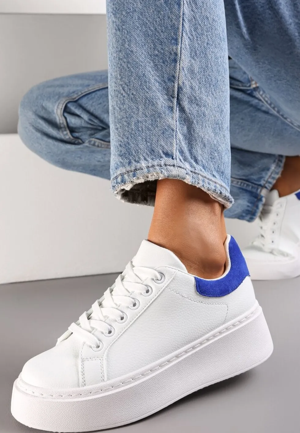 Biało-Niebieskie Sneakersy z Kolorowym Zapiętkiem na Platformie Sirendia