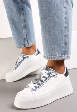 Biało-Niebieskie Sneakersy z Metaliczną Zawieszką na Sznurówkach Ozdobioną Cyrkoniami Edosa