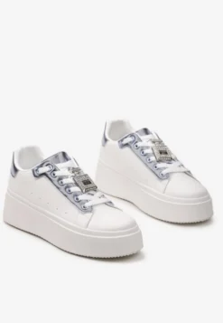 Biało-Niebieskie Sneakersy z Metaliczną Zawieszką na Sznurówkach Ozdobioną Cyrkoniami Edosa