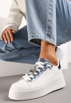 Biało-Niebieskie Sneakersy z Metaliczną Zawieszką na Sznurówkach Ozdobioną Cyrkoniami Edosa