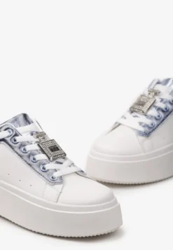 Biało-Niebieskie Sneakersy z Metaliczną Zawieszką na Sznurówkach Ozdobioną Cyrkoniami Edosa