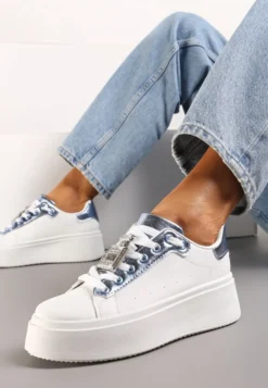 Biało-Niebieskie Sneakersy z Metaliczną Zawieszką na Sznurówkach Ozdobioną Cyrkoniami Edosa
