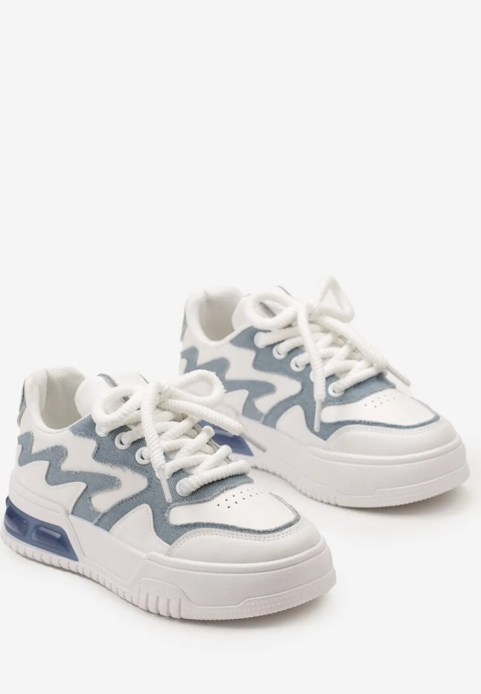 Biało-Niebieskie Sneakersy z Szerokimi Sznurowadłami Ozdobione Tłoczeniami i Wstawką przy Podeszwie Ulares