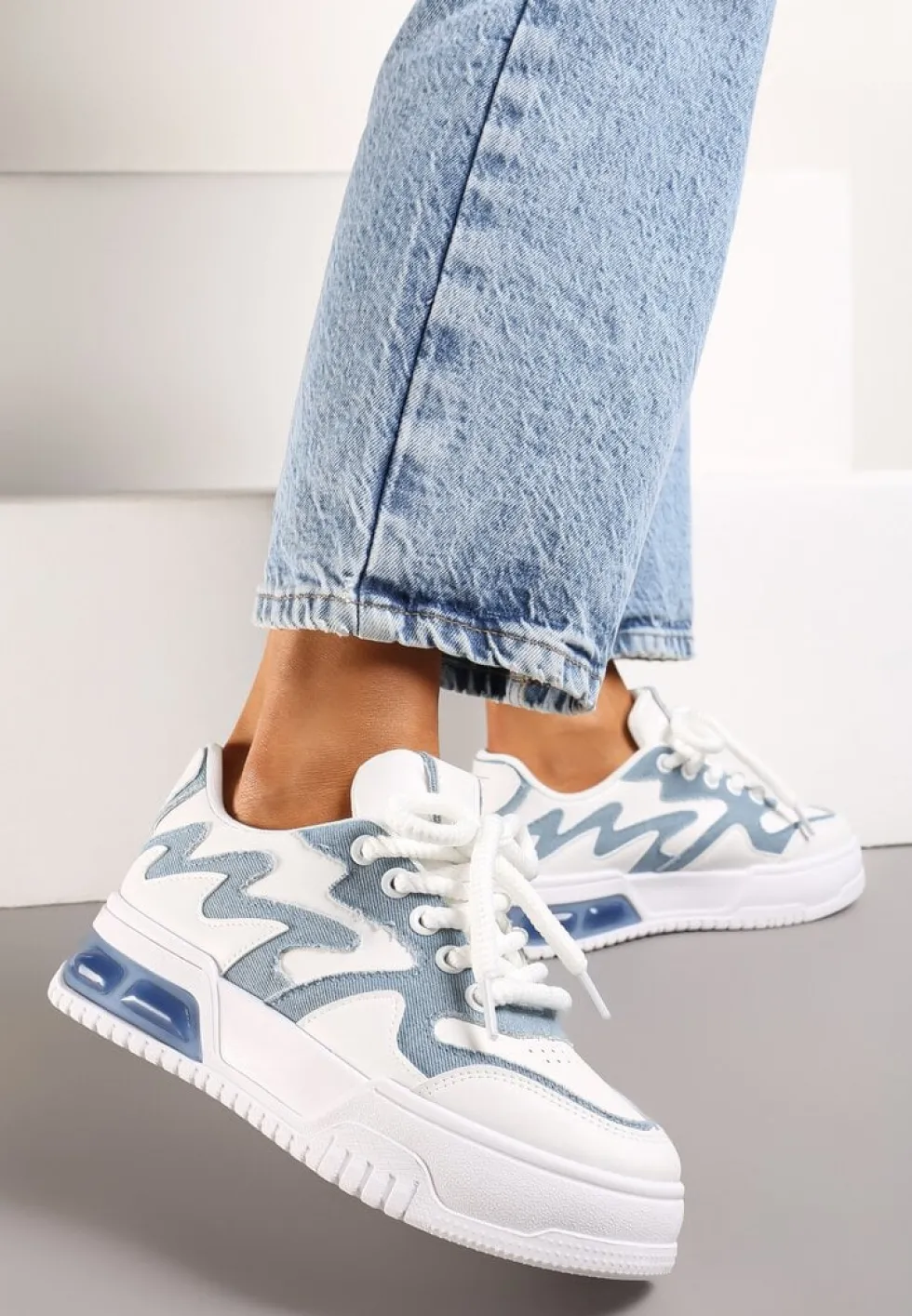 Biało-Niebieskie Sneakersy z Szerokimi Sznurowadłami Ozdobione Tłoczeniami i Wstawką przy Podeszwie Ulares