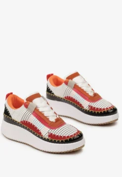 Biało-Pomarańczowe Sneakersy na Platformie Ozdobione Nitami i Patchworkowymi Wstawkami Jeneria