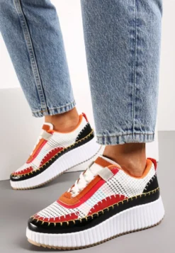 Biało-Pomarańczowe Sneakersy na Platformie Ozdobione Nitami i Patchworkowymi Wstawkami Jeneria